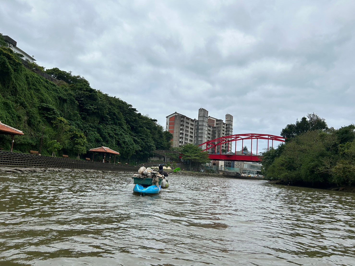 ゴミ回収へ向かうカヤック