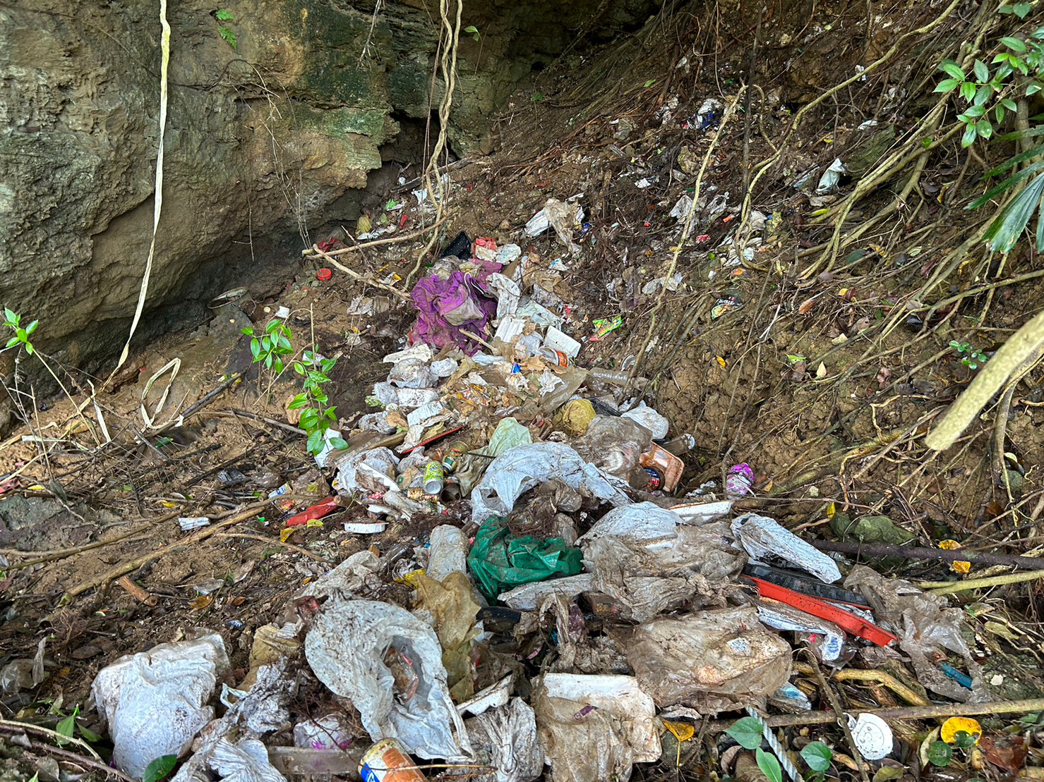 比謝川_不法投棄ゴミ