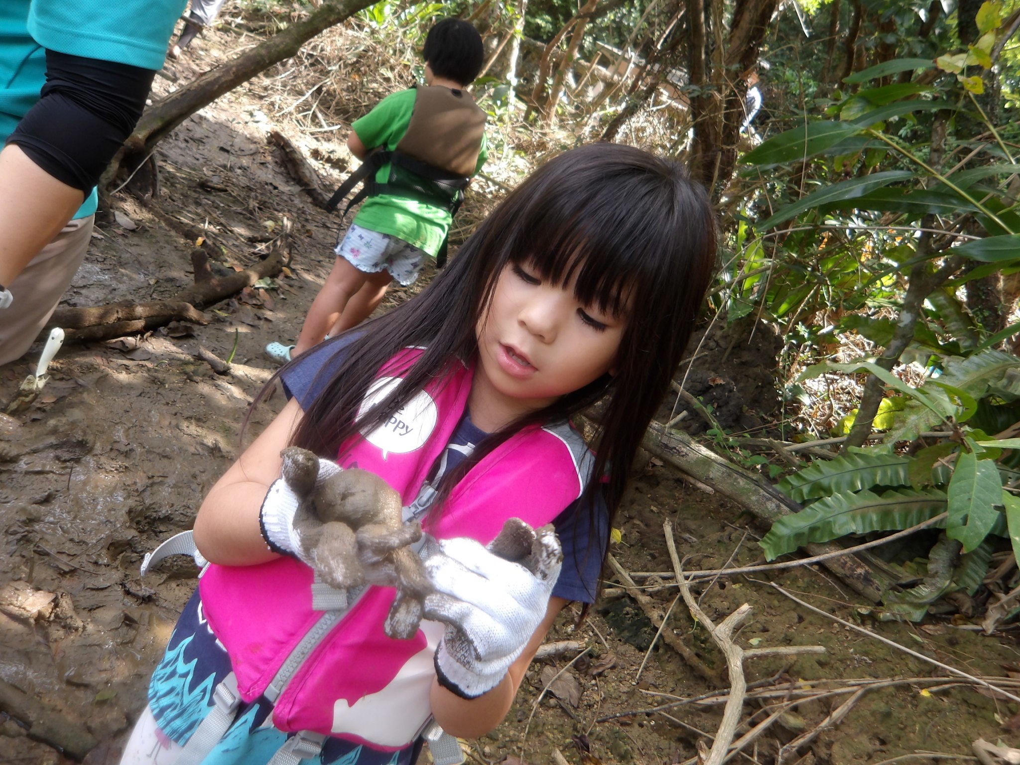 比謝川泥んこ遊びとマングローブの種植え体験　第2弾03