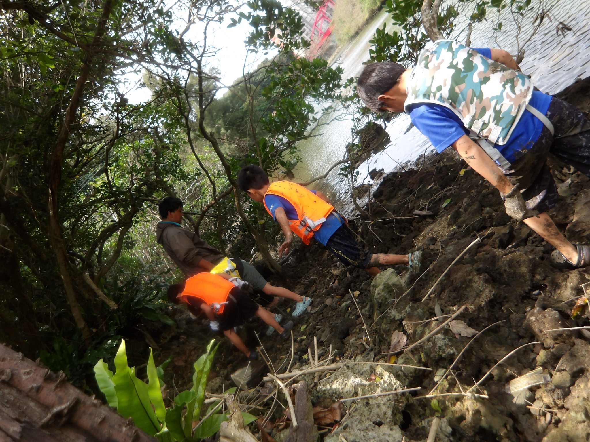 比謝川泥んこ遊びとマングローブの種植え体験　第2弾05