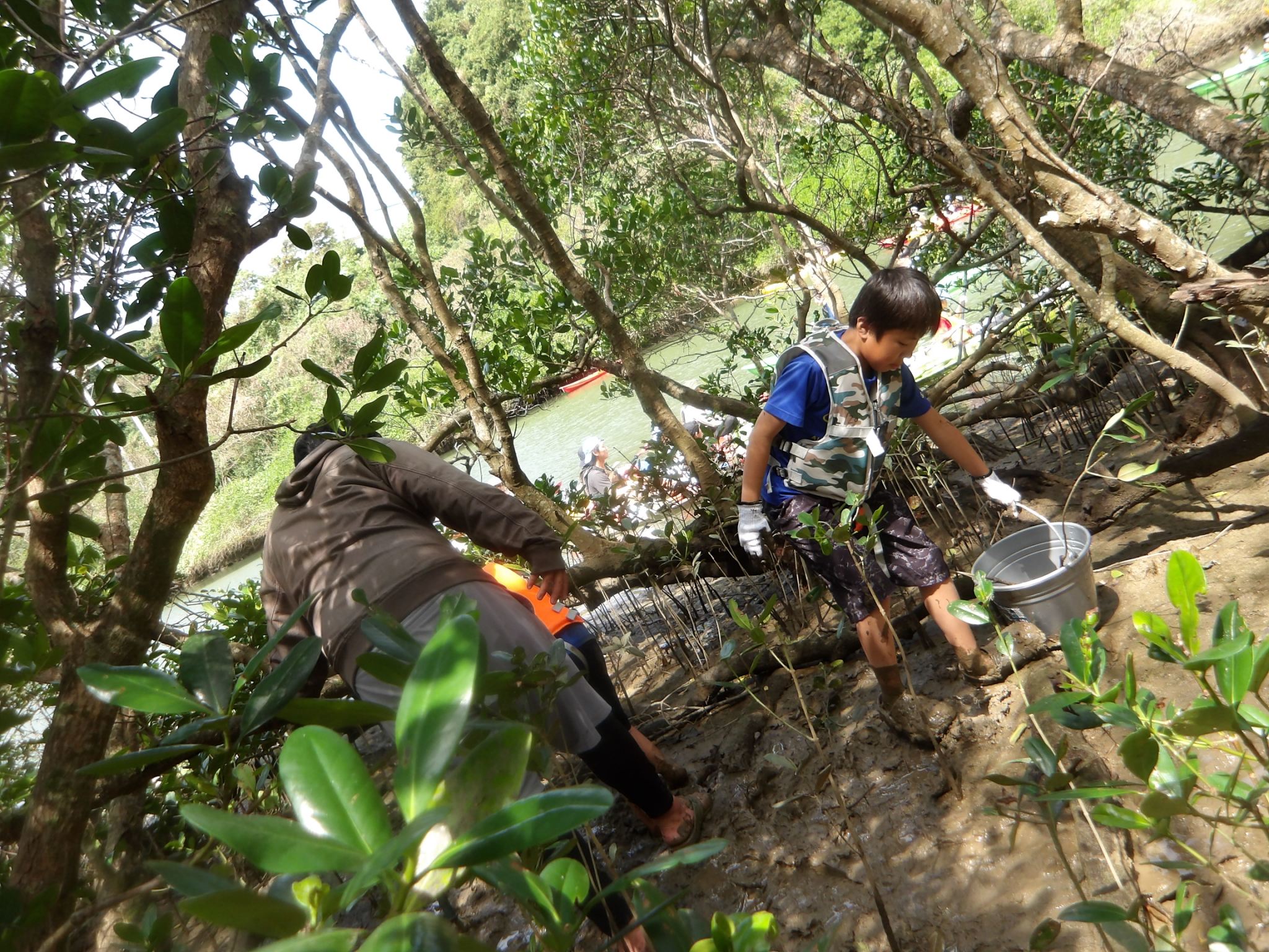 比謝川泥んこ遊びとマングローブの種植え体験　第2弾02