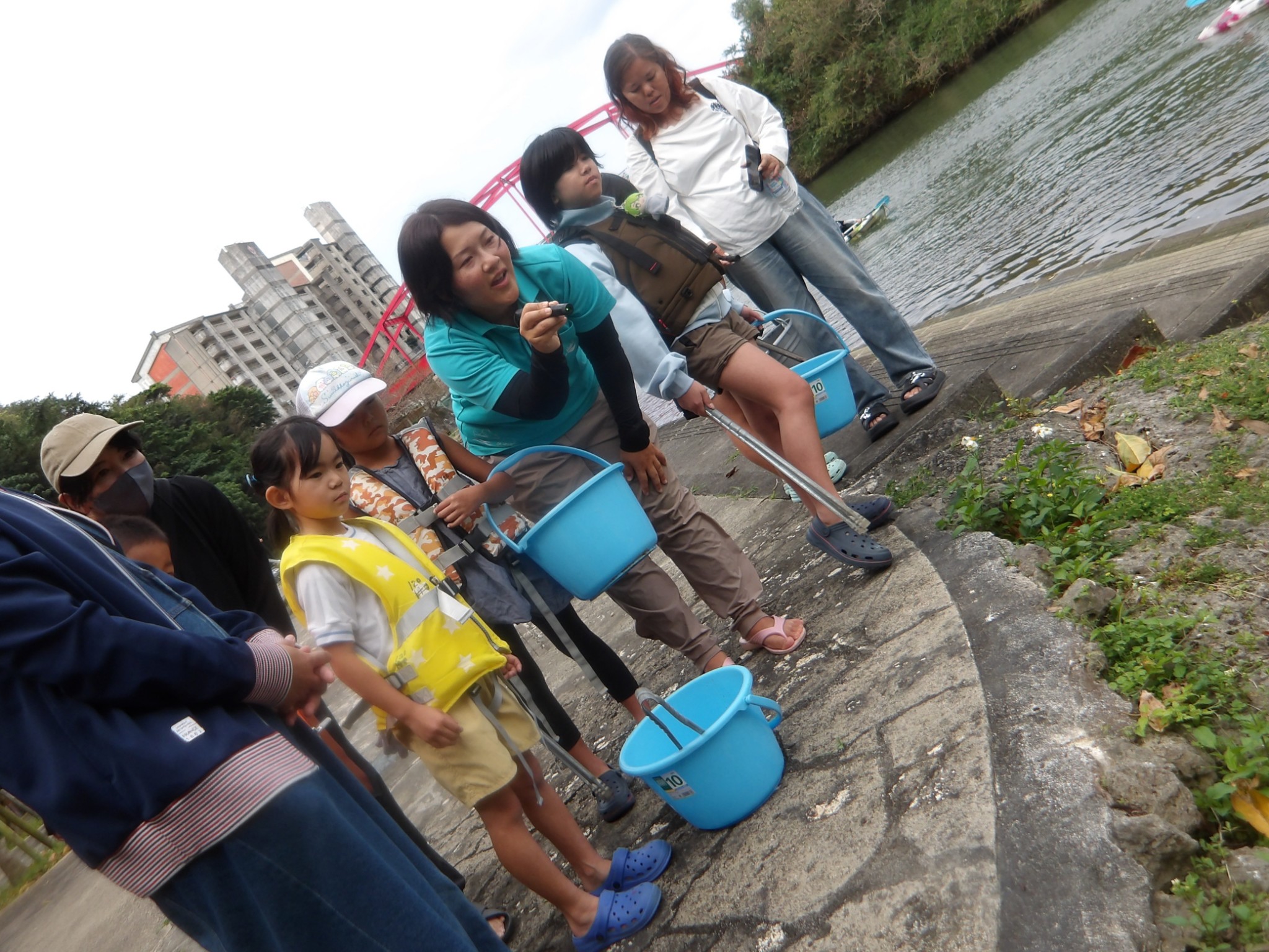 比謝川泥んこ遊びとマングローブの種植え体験　第2弾08