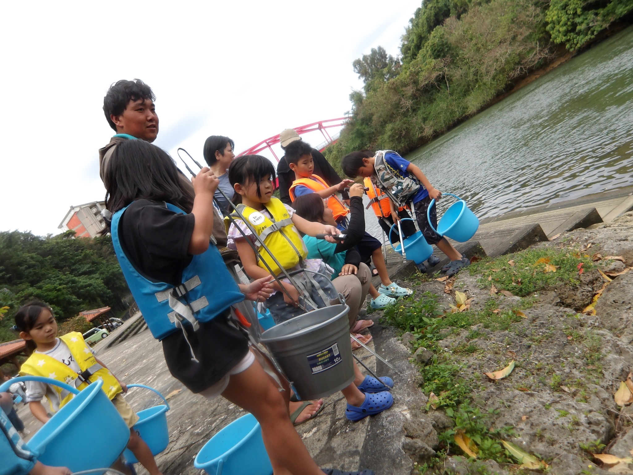 比謝川泥んこ遊びとマングローブの種植え体験　第2弾07